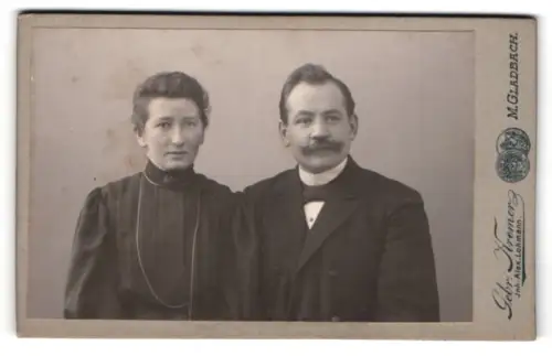 Fotografie Gebr. Kremer, M.-Gladbach, Crefelderstr. 88, Gartenstr. 9, Ehepaar in eleganter Kleidung