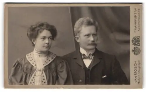 Fotografie van Bosch, Frankfurt a. M., Kasierstrasse 34, Junges Paar in modischer Kleidung