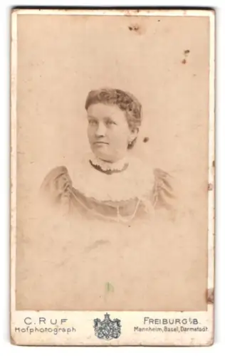 Fotografie C. Ruf, Freiburg i. B., Junge Frau im Spitzenkleid