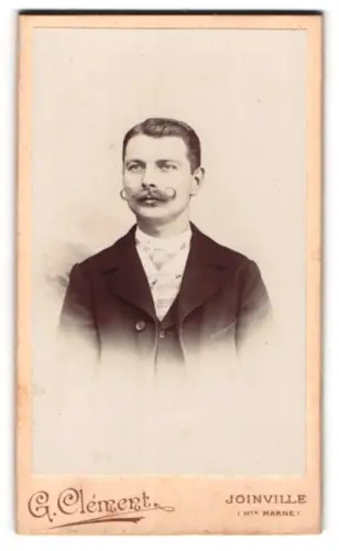 Fotografie G. Clément, Joinville /Haute Marne, 4 bis, Rue Saunoise, Eleganter Herr mit Schnauzbart