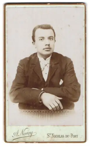 Fotografie A. Noroy, St-Nicolas-du-Port, 9, Rue des Bénédictins, Junger Herr im Anzug mit Fliege
