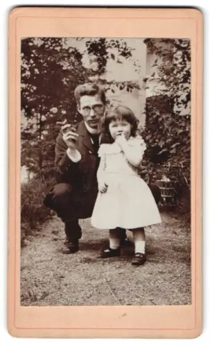 Fotografie unbekannter Fotograf und Ort, Eleganter Herr mit kleinem Mädchen