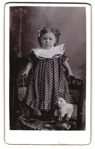 Fotografie unbekannter Fotograf und Ort, Kleines Mädchen im Kleid mit Spieltier
