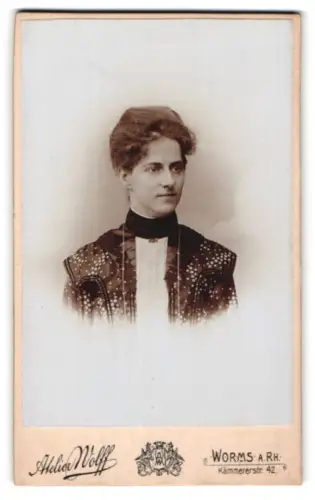 Fotografie Atelier Wolff, Worms a. Rh., Kämmererstr. 42, Junge Dame im eleganten Kleid