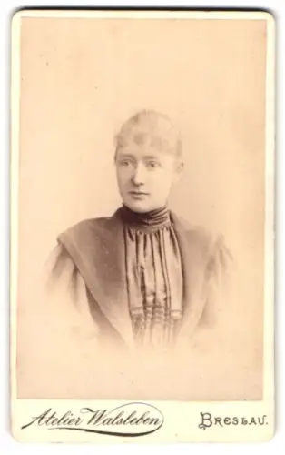 Fotografie E. Walsleben, Breslau, Zwingerstrasse 24, Junge Dame mit zurückgebundenem Haar