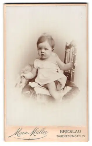 Fotografie Marie Müller, Breslau, Tauentzienstr. 77, Süsses Kleinkind im Hemd mit nackigen Füssen