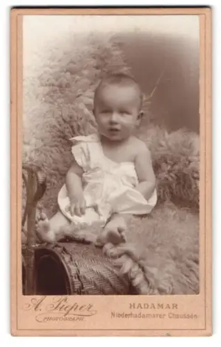 Fotografie A. Pieper, Hadamar, Niederhadamarer Chaussée, Süsses Kleinkind im Hemd mit nackigen Füssen