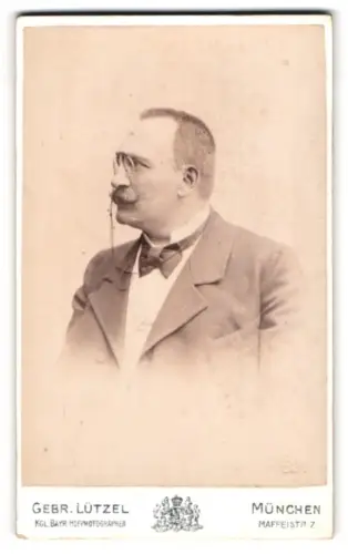 Fotografie Gebr. Lützel, München, Maffeistrasse 7, Herr im Anzug mit Brille