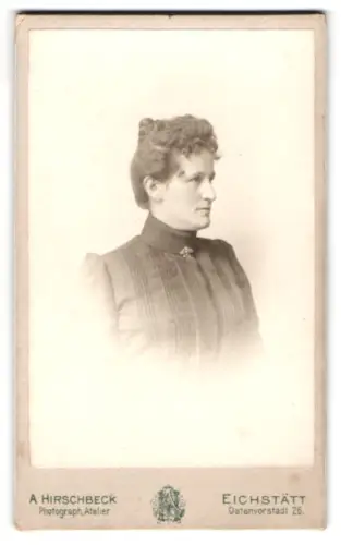 Fotografie A Hirschbeck, Eichstätt, Ostenvorstadt 26, Porträt einer Frau im Profil