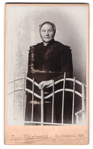 Fotografie Sand Kristensen, Kjøbenhavn, Gl. Kongevej 128, Frau hinter Ziergitter