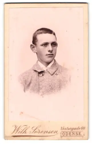 Fotografie Wilh. Sørensen, Odense, Vestergade 60, Porträt eines jungen Mannes