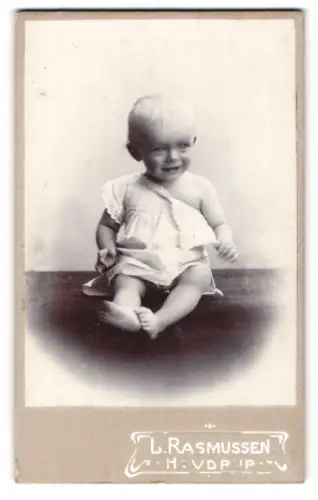 Fotografie L. Rasmussen, Havdrup, Kleinkind im weissen Kleid