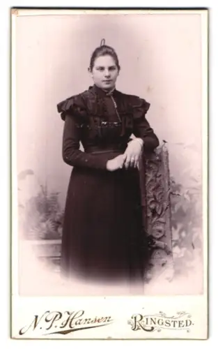 Fotografie N.P. Hansen, Ringsted, Skt. Hansgade, Frau im eleganten Kleid