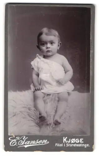 Fotografie E. Hansen, Kjøge, Storehedinge, Kleinkind auf Fell sitzend