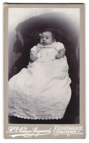 Fotografie N.P. Nielsen Aagaard, Kopenhagen, Falkoneralle 35, Kleinkind in weissem Kleid