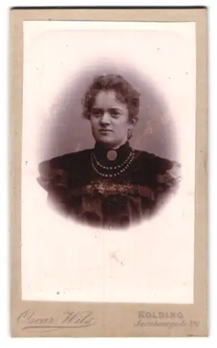 Fotografie Oscar Wils, Kolding, Jarnbanegade 16, Porträt einer jungen Frau