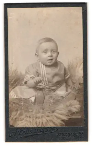 Fotografie A. Friis Thorsoe, Kopenhagen, J. Stedgade 58, Kleinkind in Matrosenkleidung