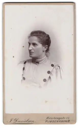 Fotografie J. Danielsen, Kjøbenhavn, Østerbrogade 44, Porträt einer Frau im Profil