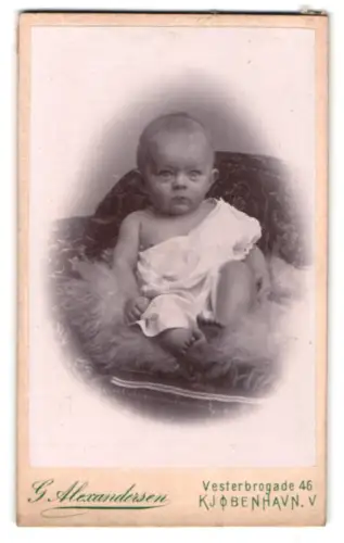 Fotografie G. Alexandersen, Kjøbenhavn, Vesterbrogade 46, Porträt eines kleinen Kindes