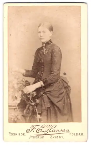 Fotografie F. E. Hansen, Roskilde, Frau in elegantem Kleid