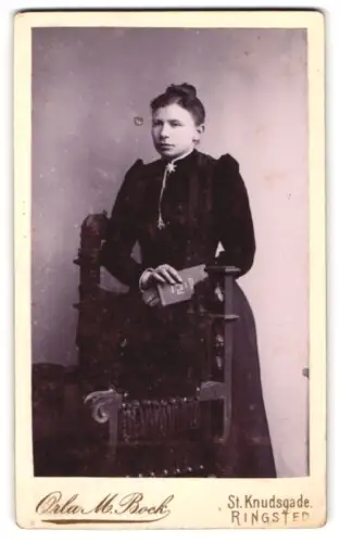Fotografie Orla M. Bock, Ringsted, St. Knudsgade, Dame mit Buch