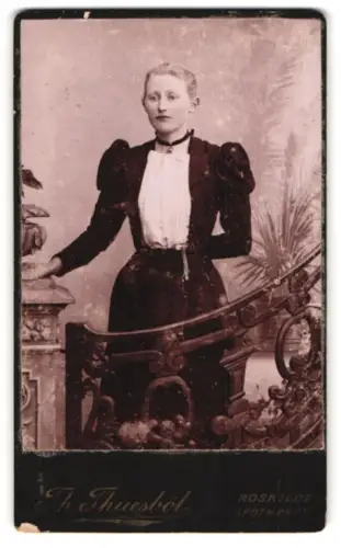 Fotografie Th. Thuesbøl, Roskilde, Apotheket, Elegante Dame am Geländer