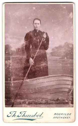 Fotografie Th. Thuesbøl, Roskilde, Apotheket, Frau im Ruderboot