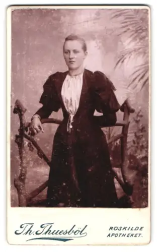 Fotografie Th. Thuesbøl, Roskilde, Apotheket, Porträt einer Dame