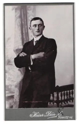 Fotografie Heinr. Dünel, Dömitz, Mann in Anzug mit verschränkten Armen