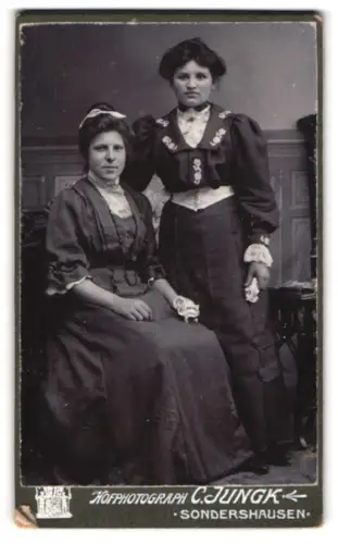 Fotografie C. Jungk, Sondershausen, Zwei Frauen in eleganter Kleidung
