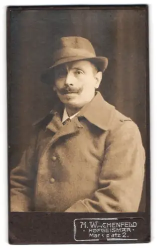 Fotografie H. Wachenfeld, Hofgeismar, Markt Platz 2, Eleganter Herr mit Hut