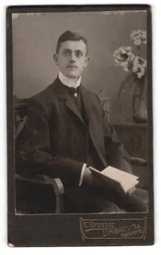Fotografie C. Grosser, Limbach i. Sa., Marktsstr. 12, Eleganter Herr mit Buch