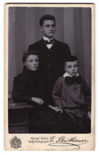 Fotografie E. Scheithauer, Zwickau, Äussere Plauensche Str. 24, Familienporträt mit drei Personen
