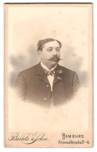 Fotografie Bartels & Sohn, Hamburg, Altenwallbrücke 2-4, Portrait eines Herrn mit Schnurrbart