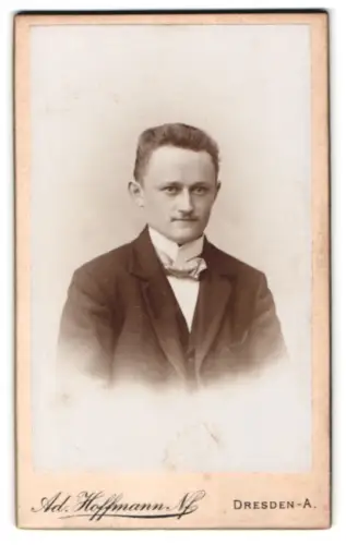 Fotografie Ad. Hoffmann, Dresden, Waisenhausstr. 38, Porträt eines Mannes in Anzug
