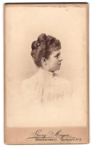 Fotografie Georg Meyer, Braunschweig, Bankplatz 3, Frauenportrait im Profil