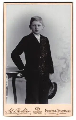 Fotografie Adolph Richter, Leipzig-Lindenau, Merseburger Strasse 8, Junge im Anzug mit Hut