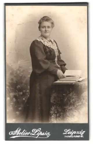 Fotografie Atelier Lipsia, Leipzig, Thomasring 15, Frau mit Buch
