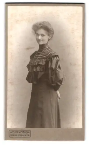 Fotografie Atelier Wertheim, Berlin, Leipzigerstr., Elegante Frau im Porträt 1907