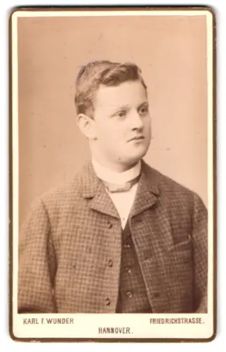 Fotografie Karl F. Wunder, Hannover, Friedrichstrasse, Junger Mann im Anzug