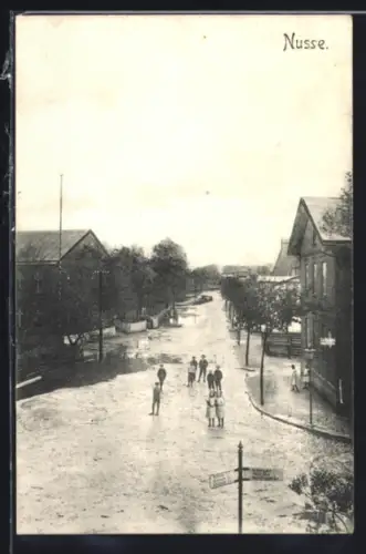 AK Nusse, Strassenansicht mit Passanten und Häusern aus der Vogelschau