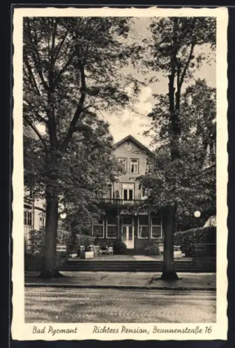 AK Bad Pyrmont, Hotel Richters Pension, Brunnenstrasse 16, von der Strasse gesehen