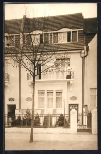 Foto-AK Lübeck, Stadthaust mit Vorgarten und Balkon