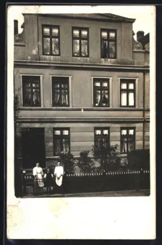 Foto-AK Lübeck, Stadthaus, Strassenansicht mit Bewohnern