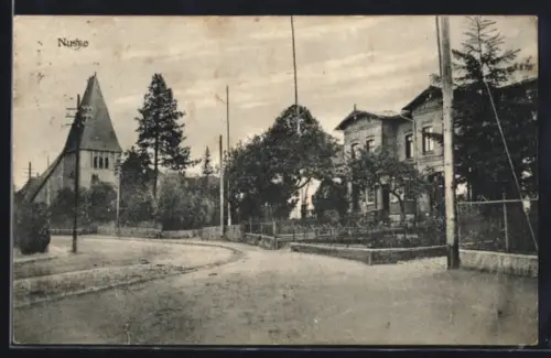 AK Nusse, Kirche und grosses Gebäude mit Garten, Strassenpartie