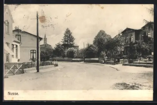 AK Nusse, Strassenansicht mit Kirche und Wohnhäusern