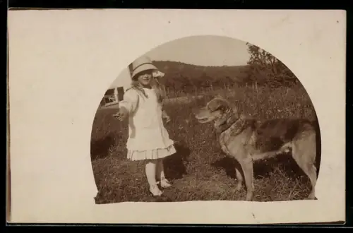 AK Kleines Mädchen mit Hund im Freien