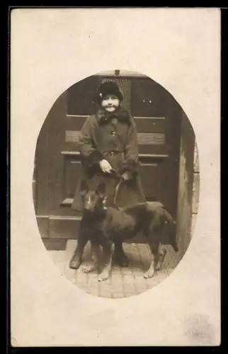 Foto-AK Kleines Mädchen im Mantel mit Hund an der Leine