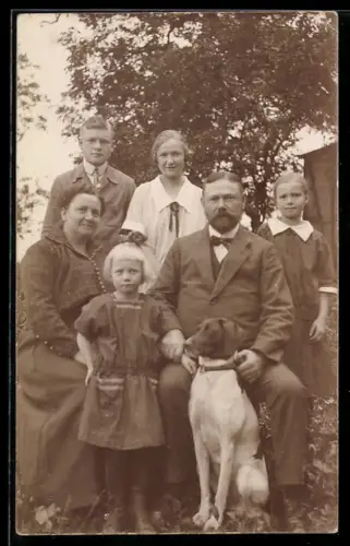 Foto-AK Familie mit Hund im Grünen, Gruppenbild