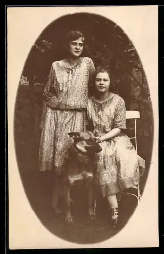 AK Zwei junge Damen mit Schäferhund im Garten